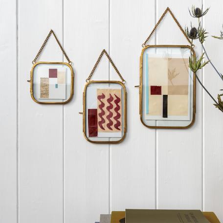 Rounded hanging brass frame 